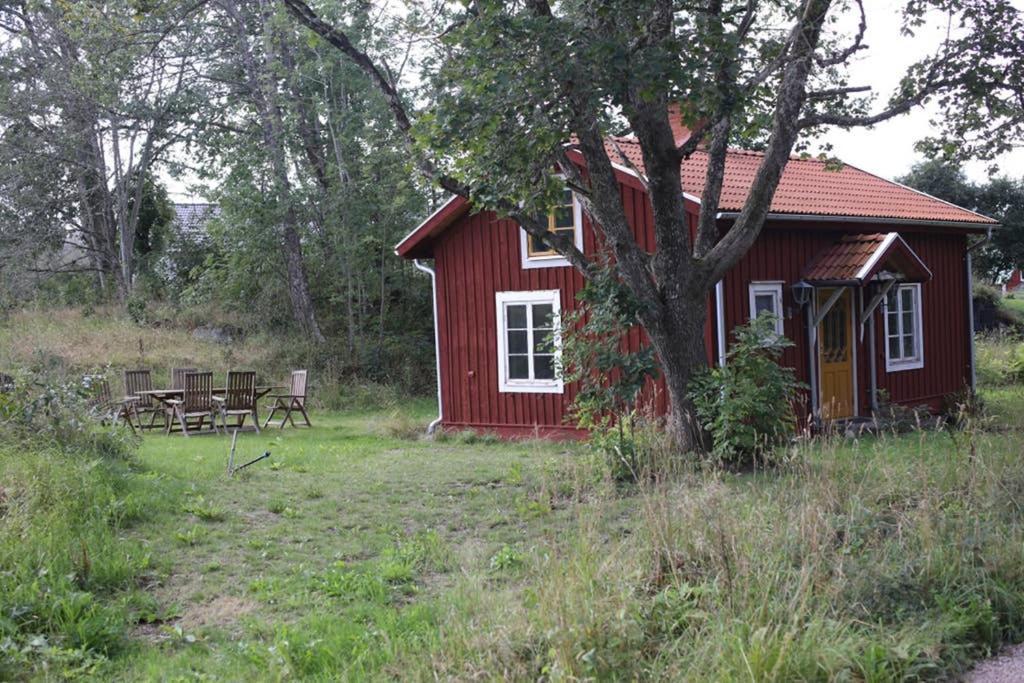 Sjoenaera Stuga Med Bat Och Bastu Ramkvilla Kültér fotó