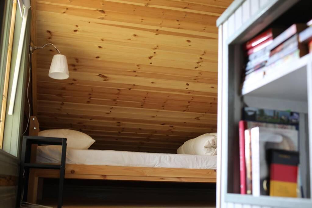 Sjoenaera Stuga Med Bat Och Bastu Ramkvilla Kültér fotó